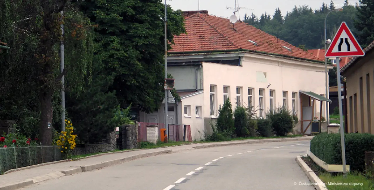 Značka A 6a Zúžená vozovka z obou stran