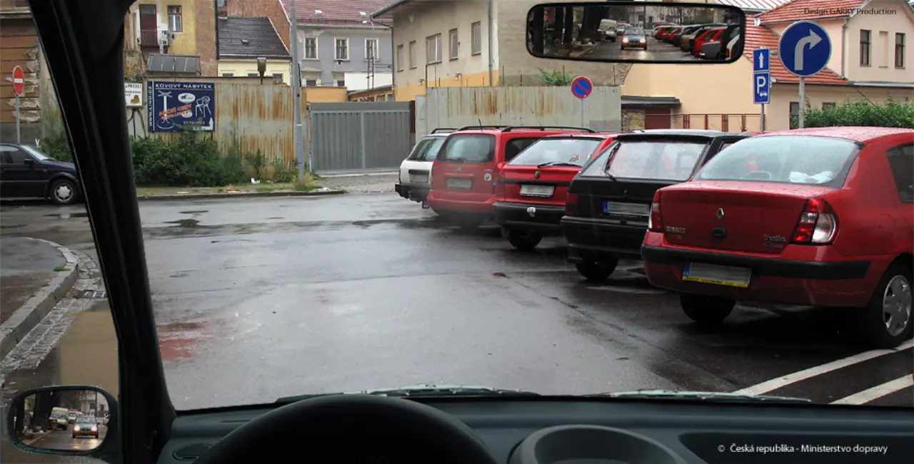 Značka C 2b Přikázaný směr jízdy vpravo