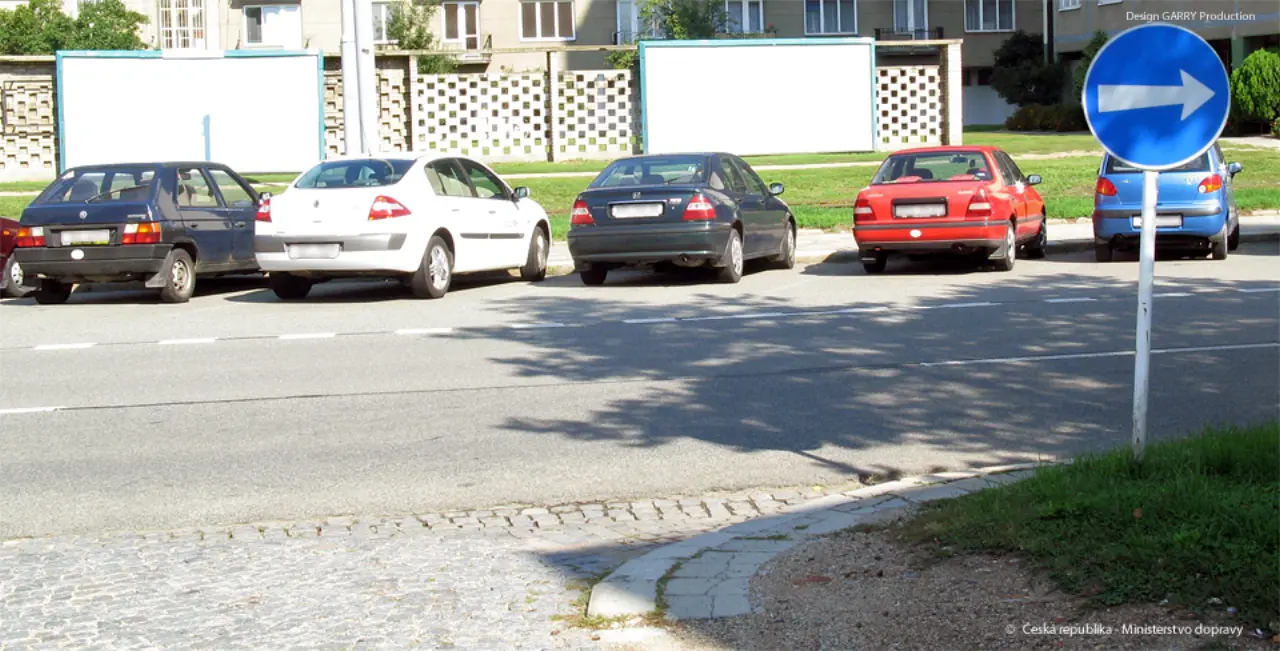 Značka C 2b Přikázaný směr jízdy vpravo
