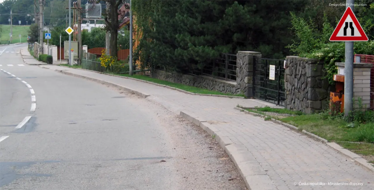 Značka A 6a Zúžená vozovka z obou stran
