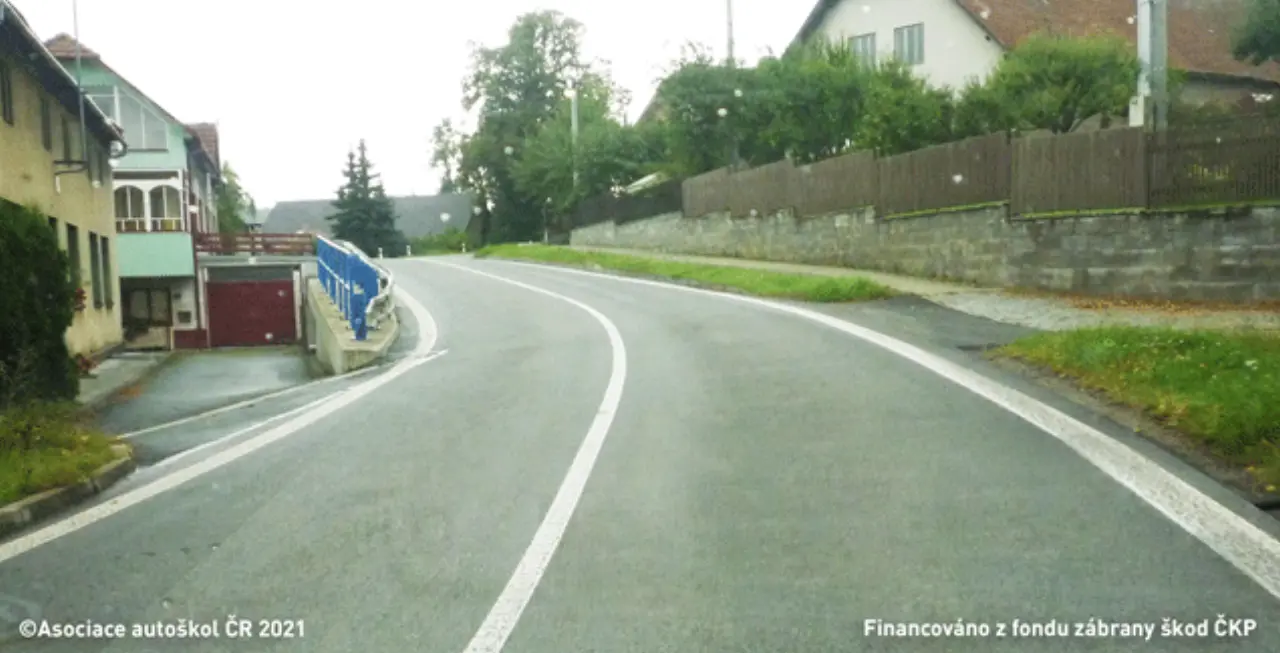 Značka V 1a Podélná čára souvislá